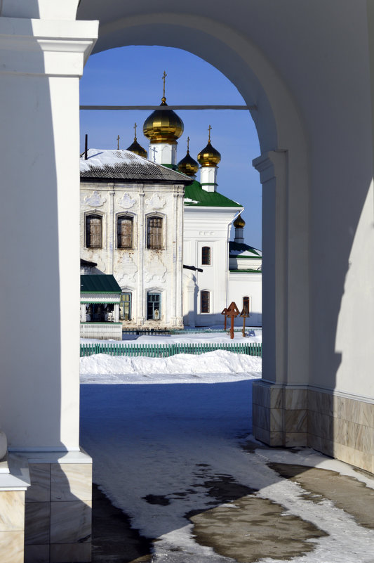 Мужской монастырь в марте - Александр Ефремов