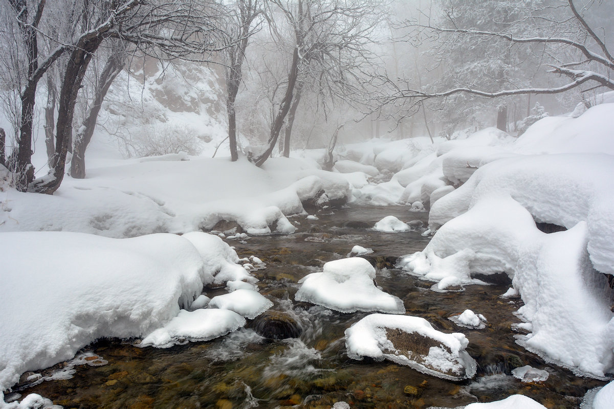 горная река в снегу - Горный турист Иван Иванов