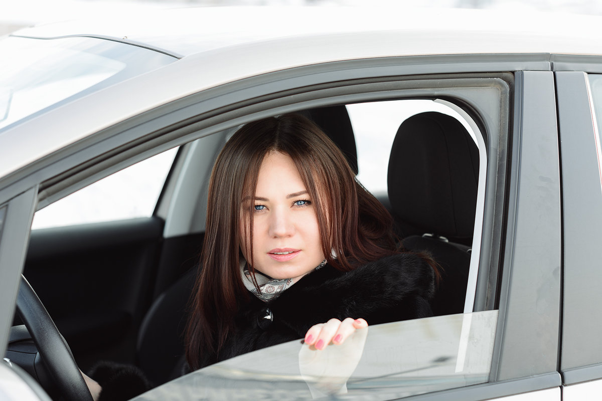 Девушка в машине - Евгений Дольников