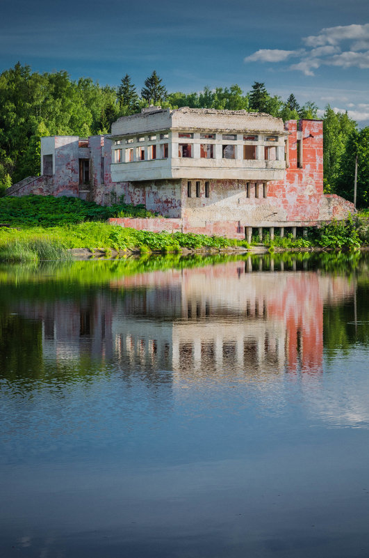 Abandoned Exhibition Complex - Мара Гааг