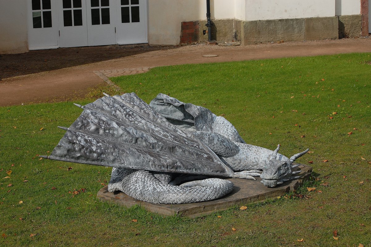 Скульптура спящего дракона - Natalia Harries