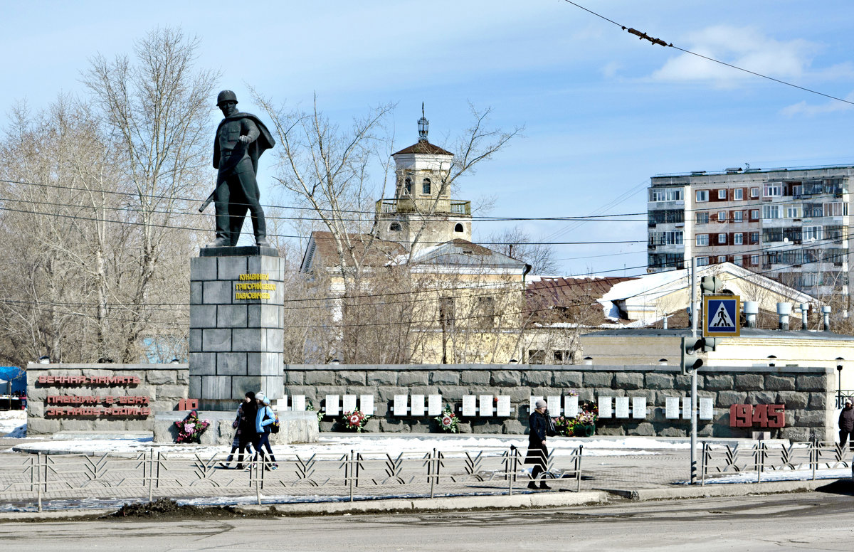 Памятник Кунавину и ДК ЖД, для меня центр нашего города - Михаил Полыгалов