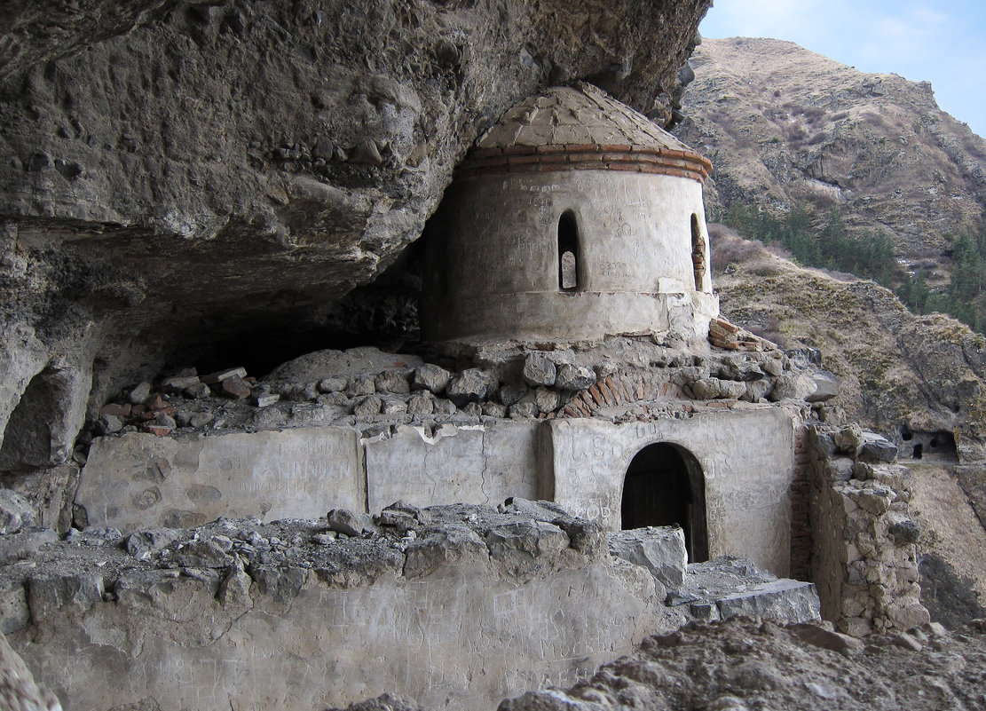 Монастырь, выдолбленный в скале на высоте 150 метров - Татьяна Манн