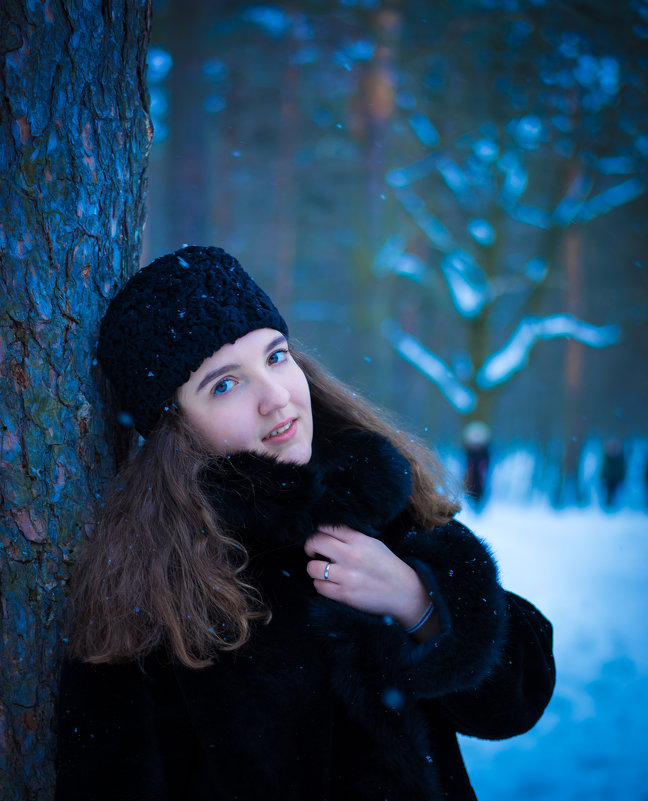 Девушка в зимнем лесу - Ирина Вайнбранд