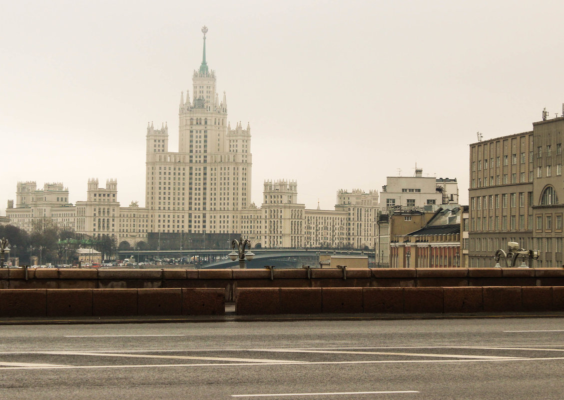 Старое гостиничное архитектурное здание - Александра Бояркина