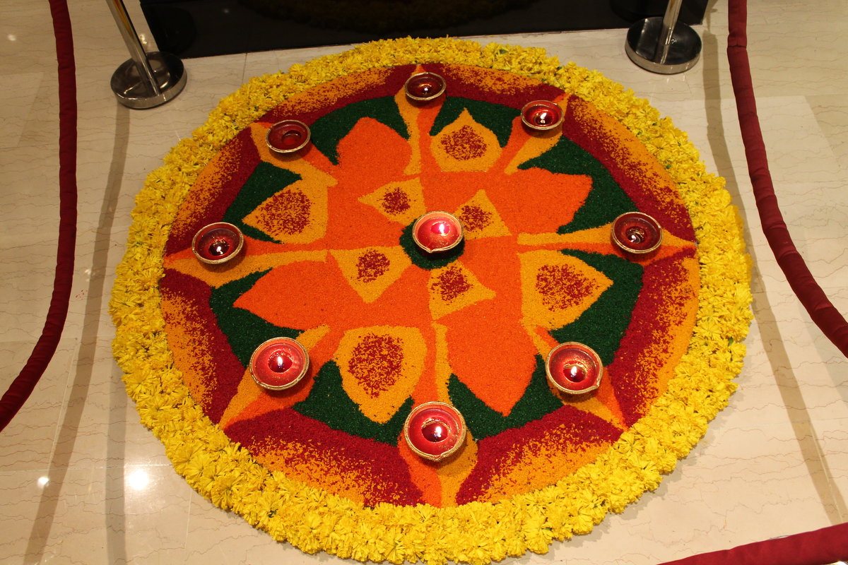 напольное украшение из цветов на Дивали. - maikl falkon 