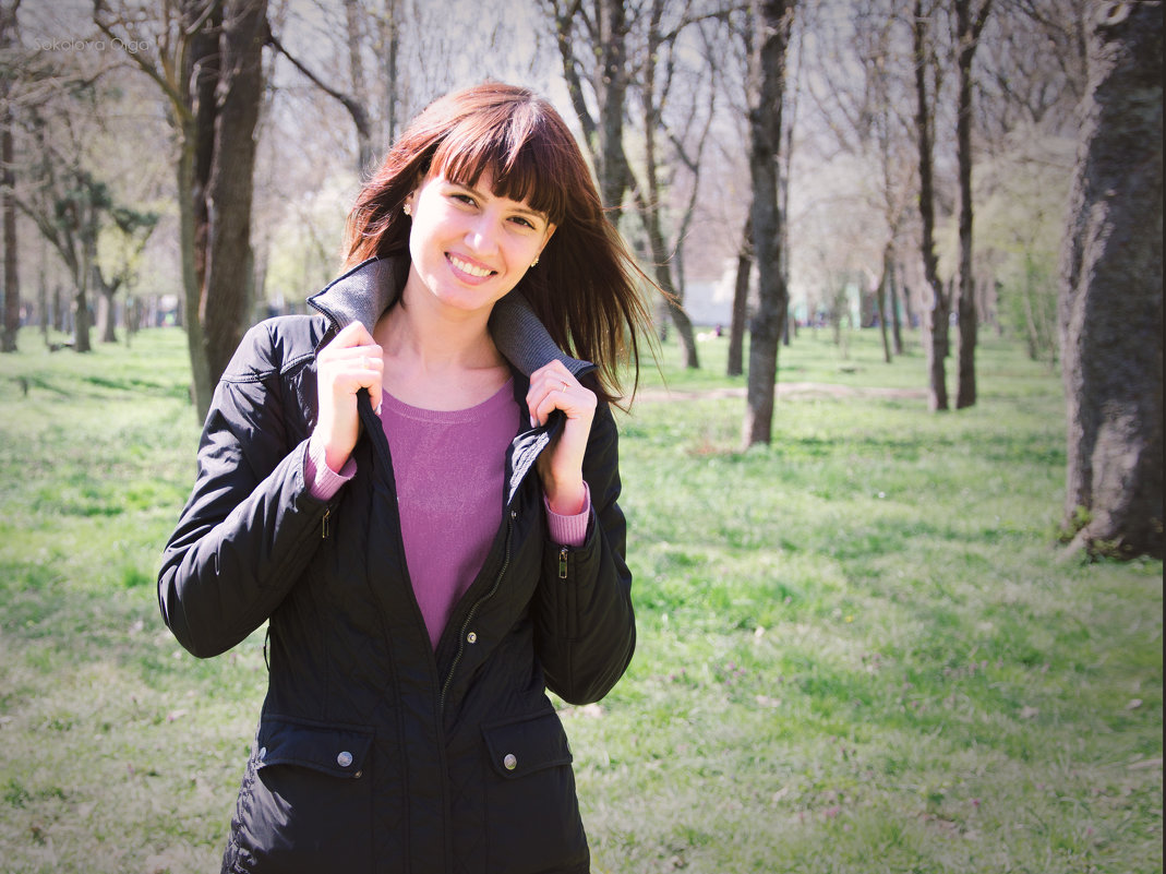 Девушка в весеннем парке - Ольга Соколова