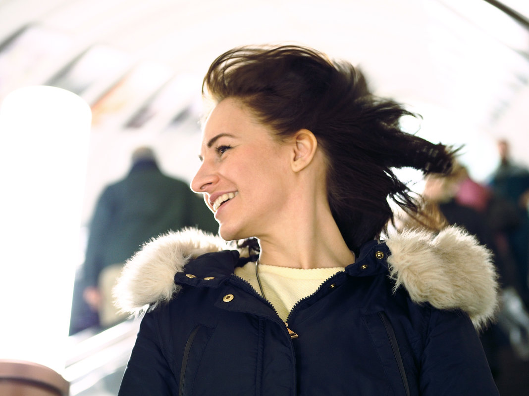 Девушка на эскалаторе в метро - Надежда Крылова
