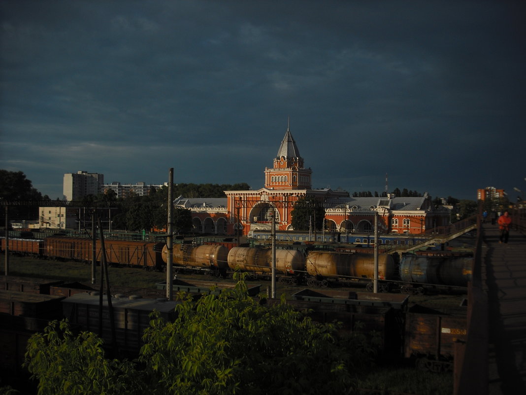 Черниговский вокзал перед вечерним дождем - Денис Бугров 
