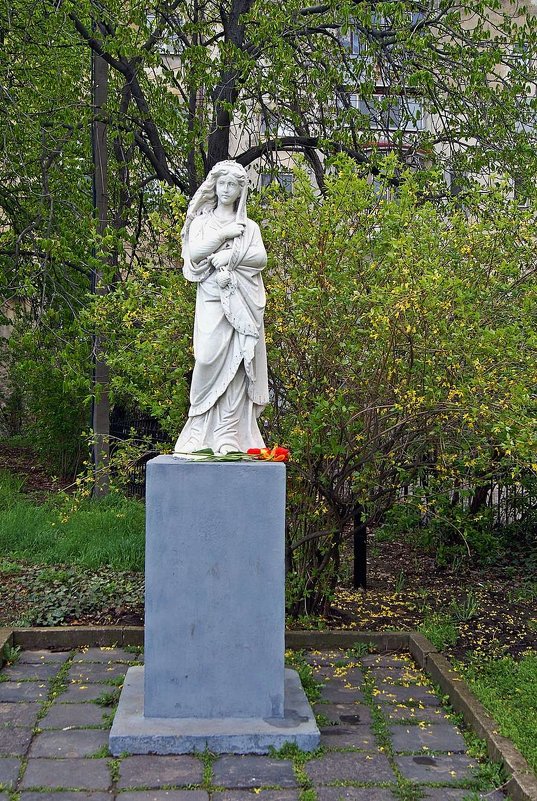 Статуя скорбящей женщины - Александр Корчемный