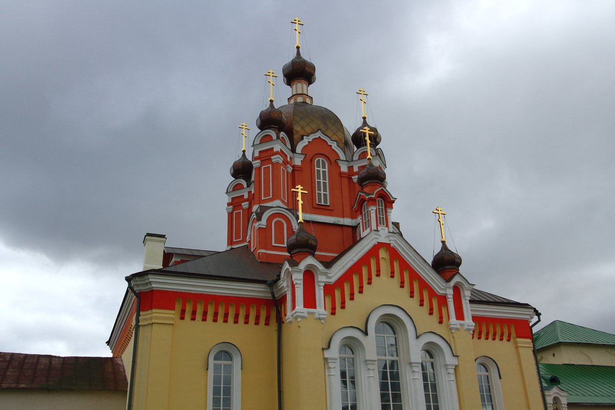 Крестовоздвиженская церковь - действующий православный храм в городе Тихвин Ленинградской области - Александр Алексеенко