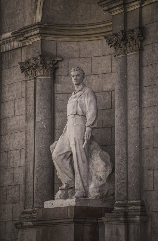 Статуя - Надежда Поль
