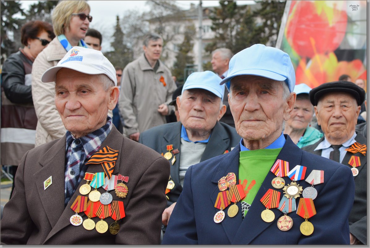 Ветераны в ожидании парада в честь Дня победы над Немецко фашистскими захватчиками в ВОВ 1941-1945 г - Юрий Ефимов
