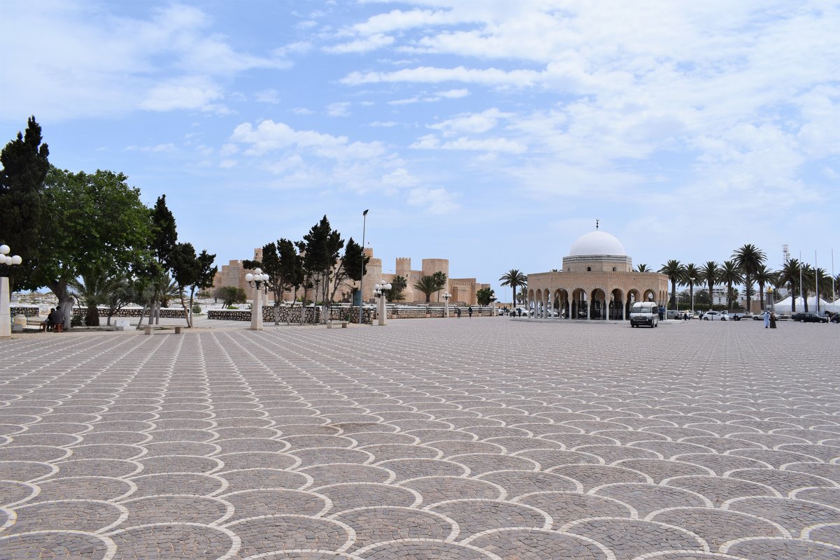 Тунис, г. Монастир. Кладбище Сиди эль Мезри (слева), прямо - крепость Рибат - Марина 