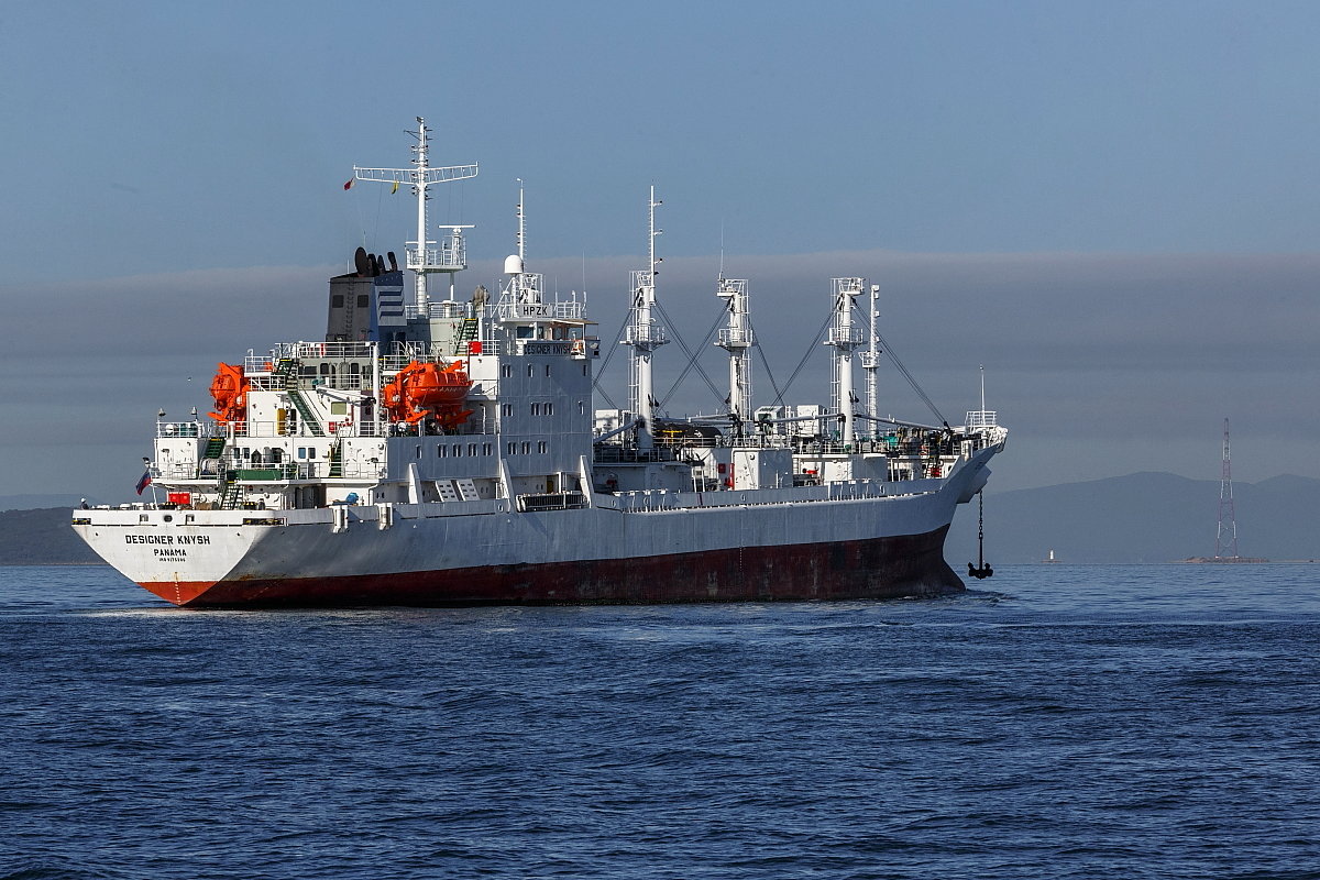 Панамкое судно заходит во Владивосток - Абрис 