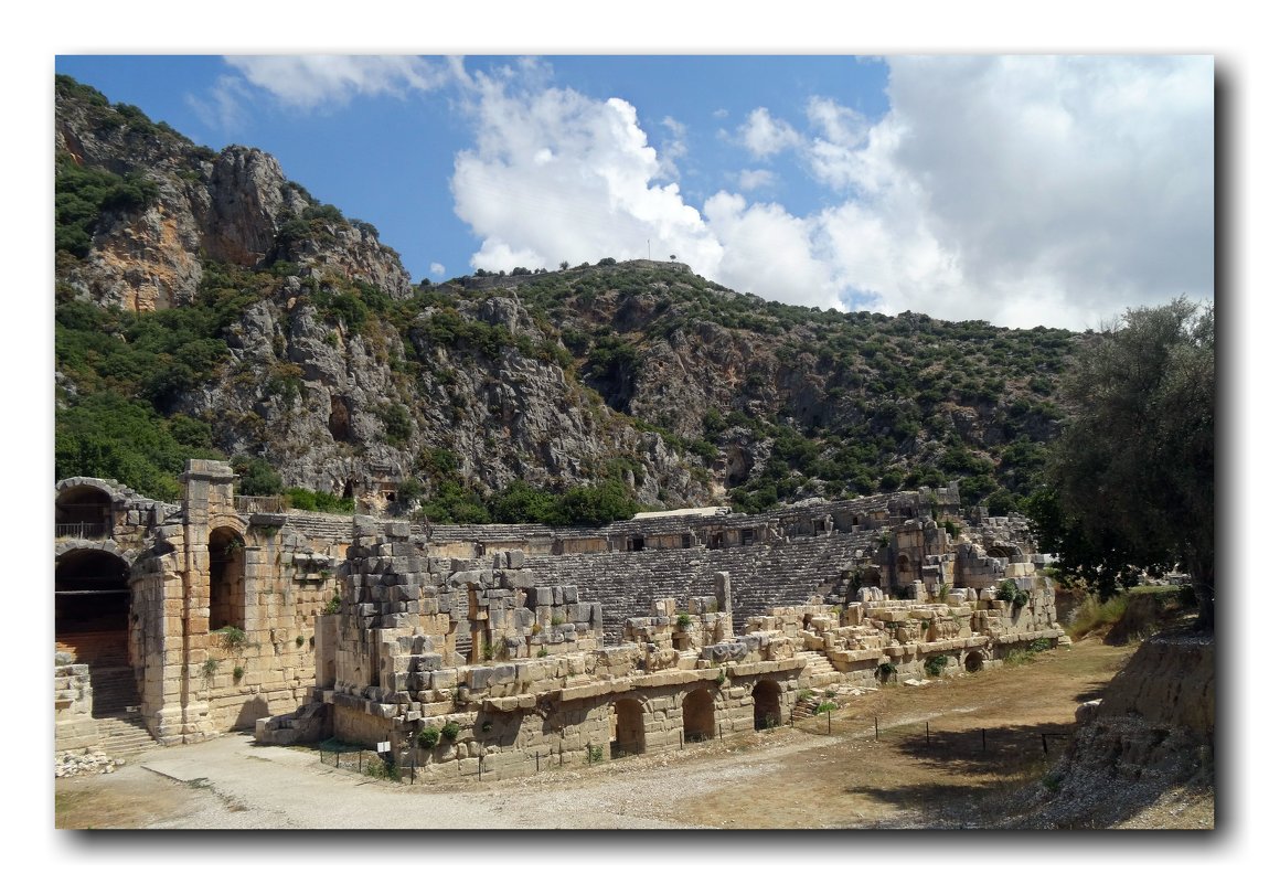 Большой амфитеатр римских времен, расположенный у подножия ликийских гор. - Чария Зоя 