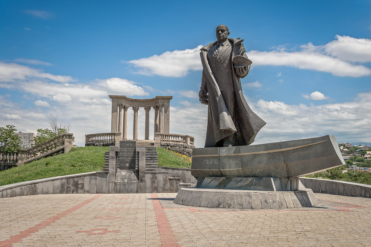 Армения. Ереван. Памятник адмиралу Ивану Исакову - Борис Гольдберг