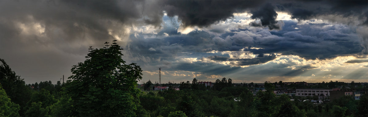 Неспокойное небо сегодня  Проливалось на город дождём... - Анатолий Клепешнёв