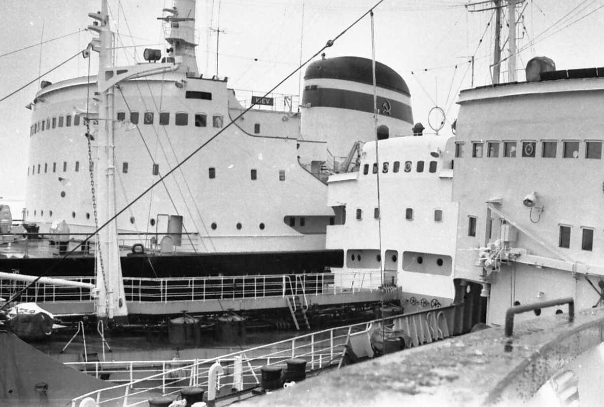 1971 -й.В бухте одного из Заполярных портов - Иволий Щёголев