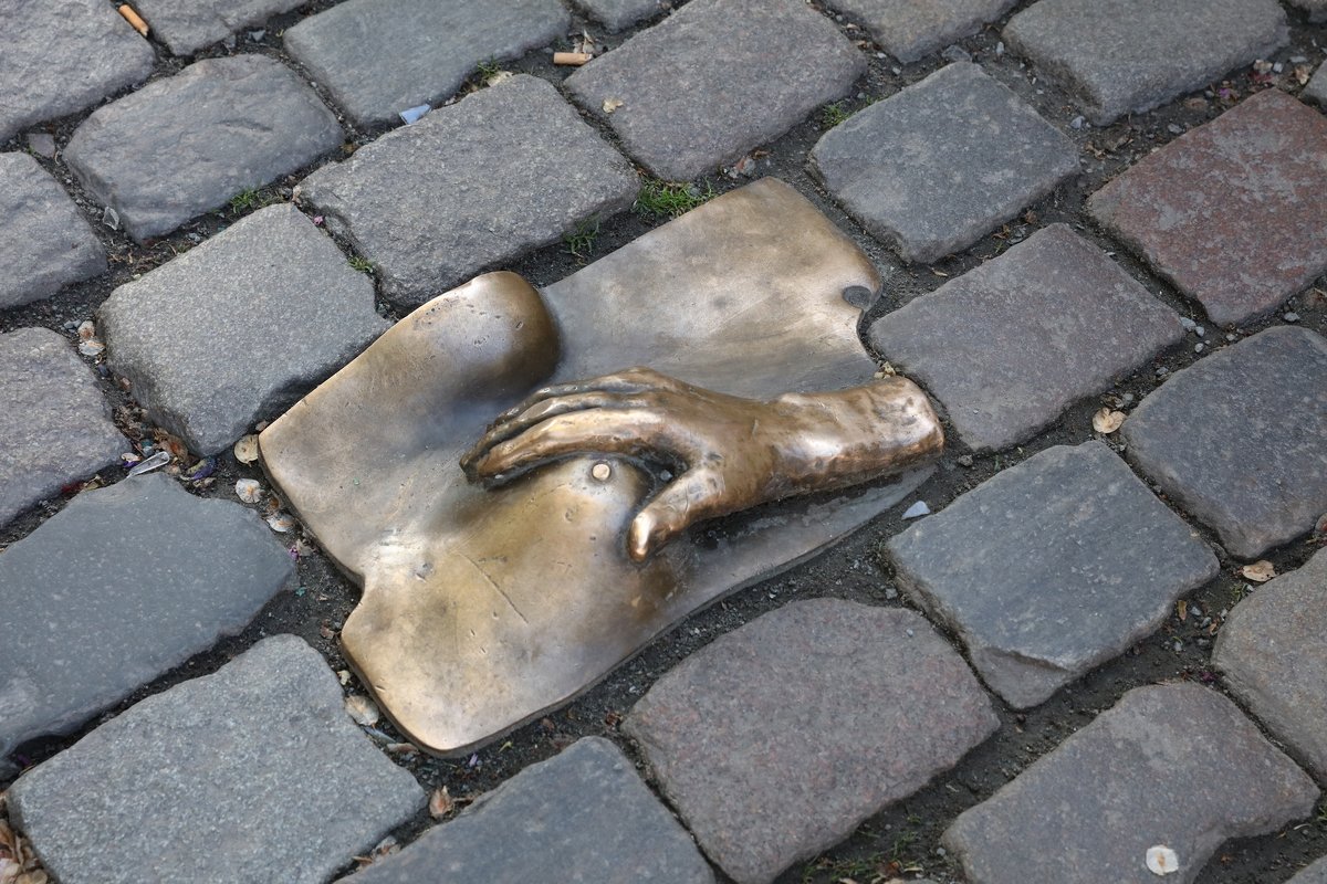 Памятник женской груди в Амстердаме - Владимир Леликов
