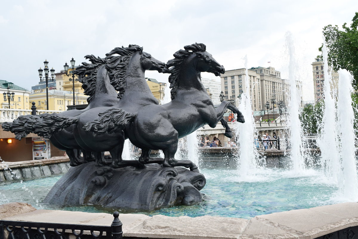 Фонтан «Четыре времени года», расположенный на Манежной площади, изображает четырех резвящихся коней - Татьяна Помогалова