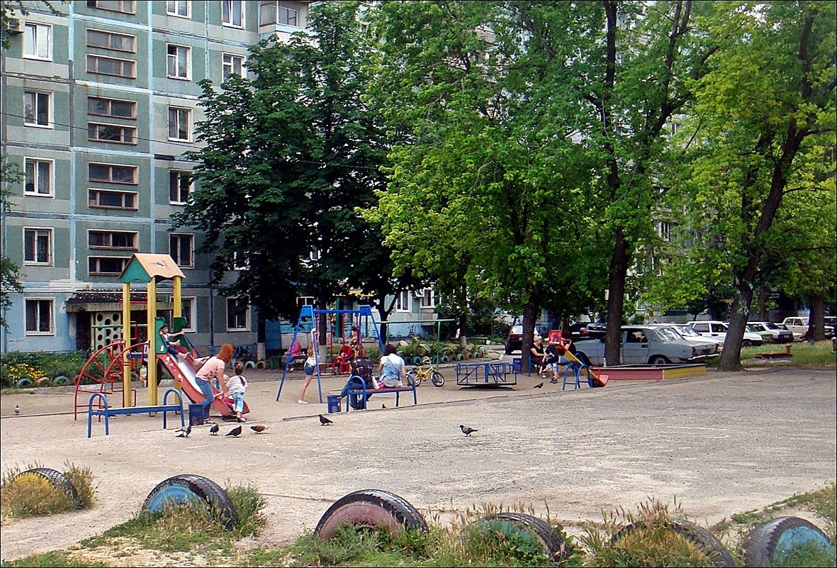 Люди и голуби на детской площадке - Нина Корешкова