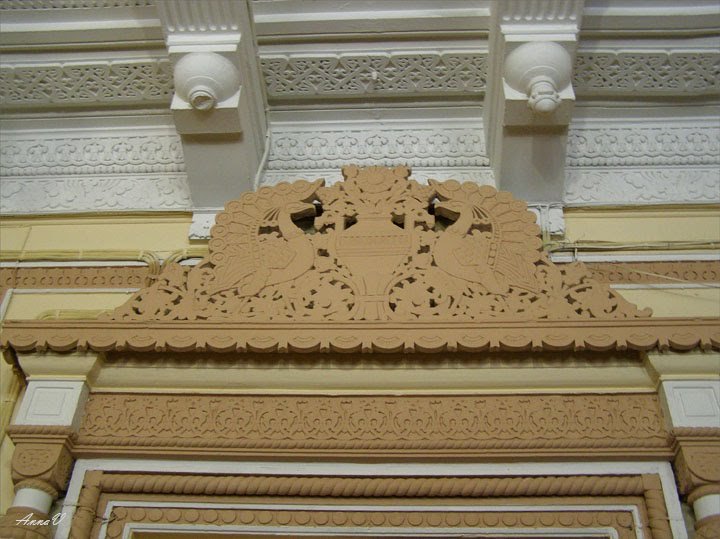 Резьба над дверью и фрагмент потолка - Анна Воробьева