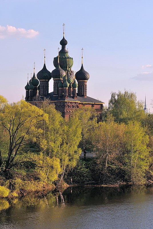 Церковь Иоанна Предтечи в Ярославле, в обрамлении весенней листвы - Николай Белавин