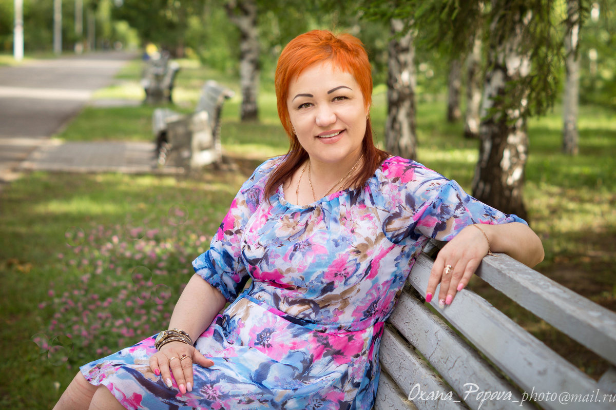 Женщина отдыхает на скамейке - Оксана Попова