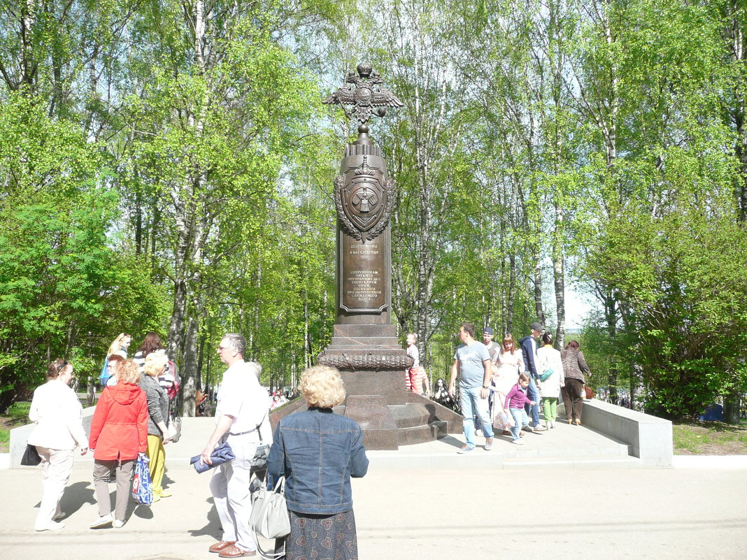 Памятник чекистам при входе в парк - Виктор 