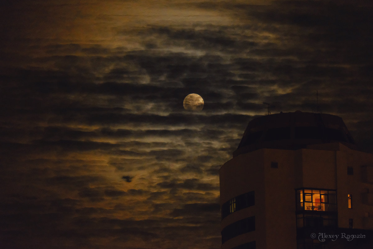 Луна, окно и чёрная дыра - StudioRAK Ragozin Alexey
