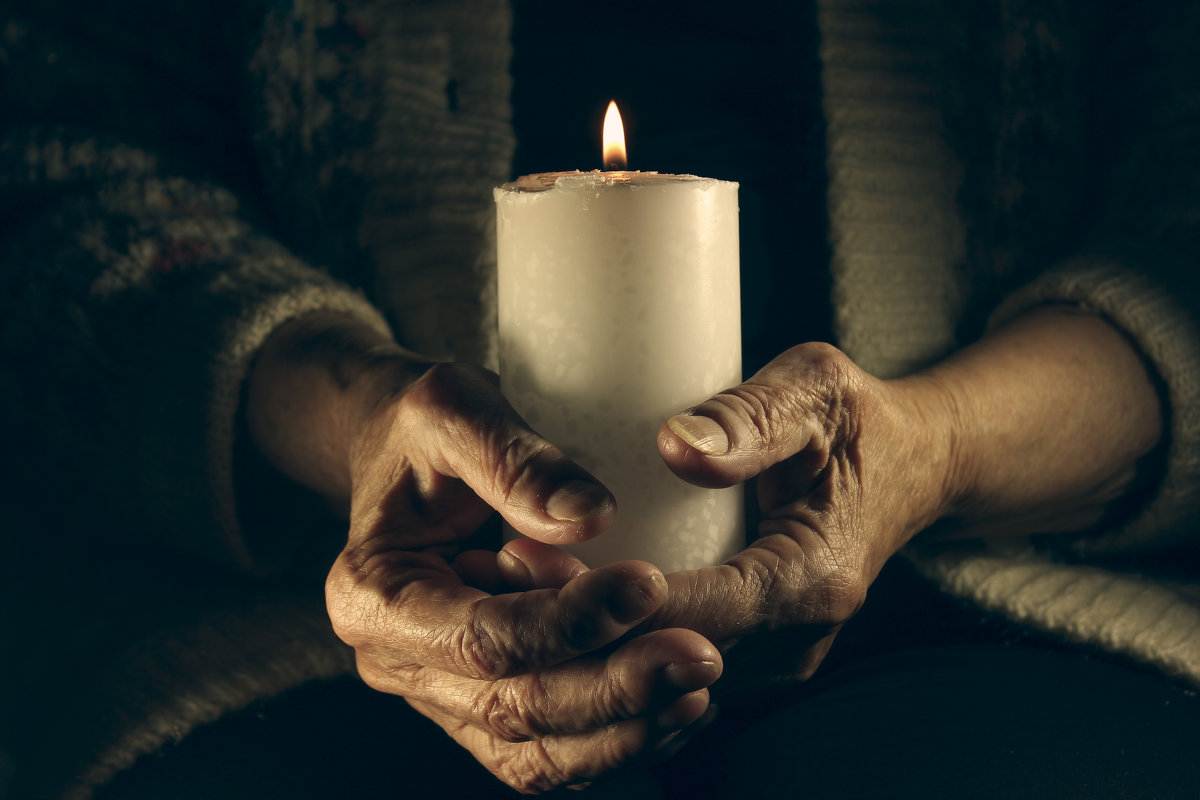 Свеча в руках пожилого человека - Иван Смирнов