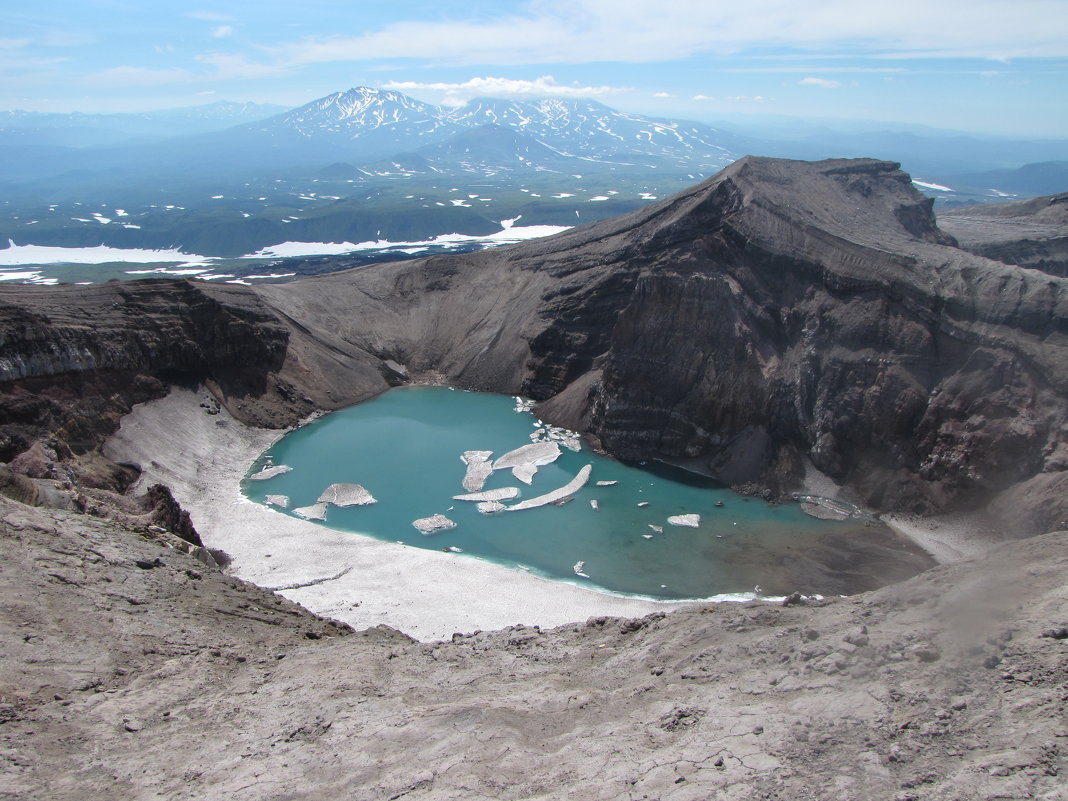 Голубое озеро в кратере вулкана Горелый - Александр Белов