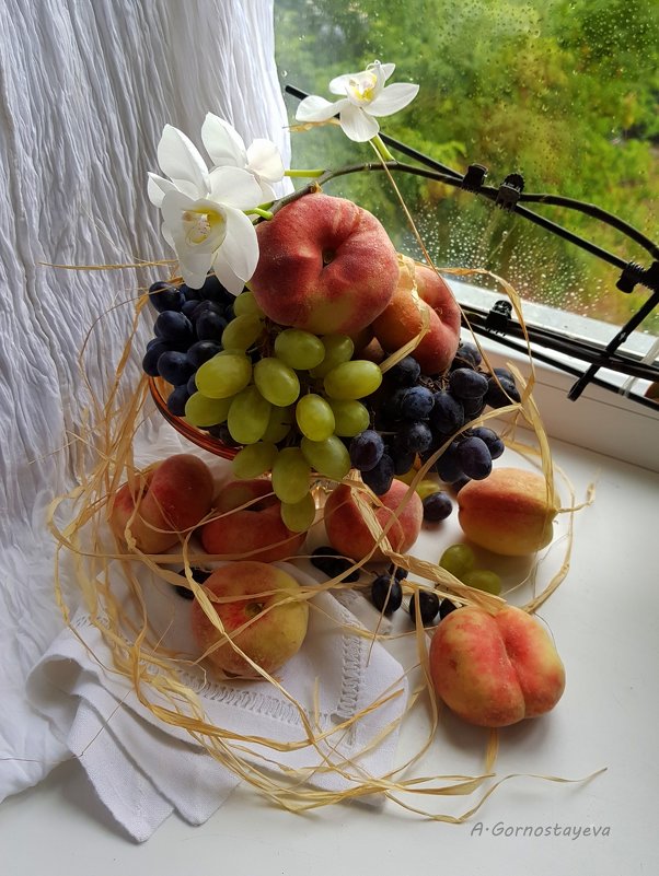 Инжирные персики и виноград. - Anna Gornostayeva