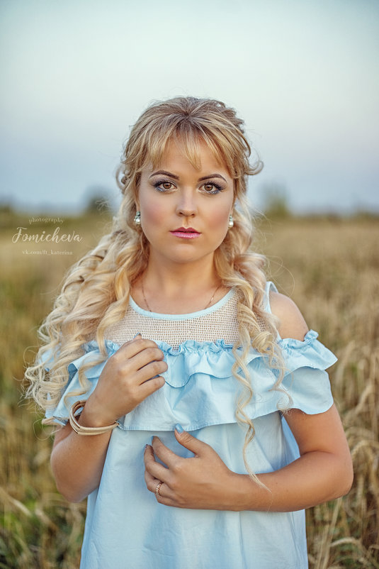 Девушка в поле - Катерина Фомичева