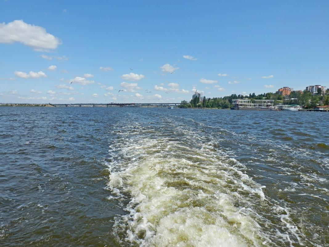 Брызгами разлетаясь, за кормою кипит вода - Люша 