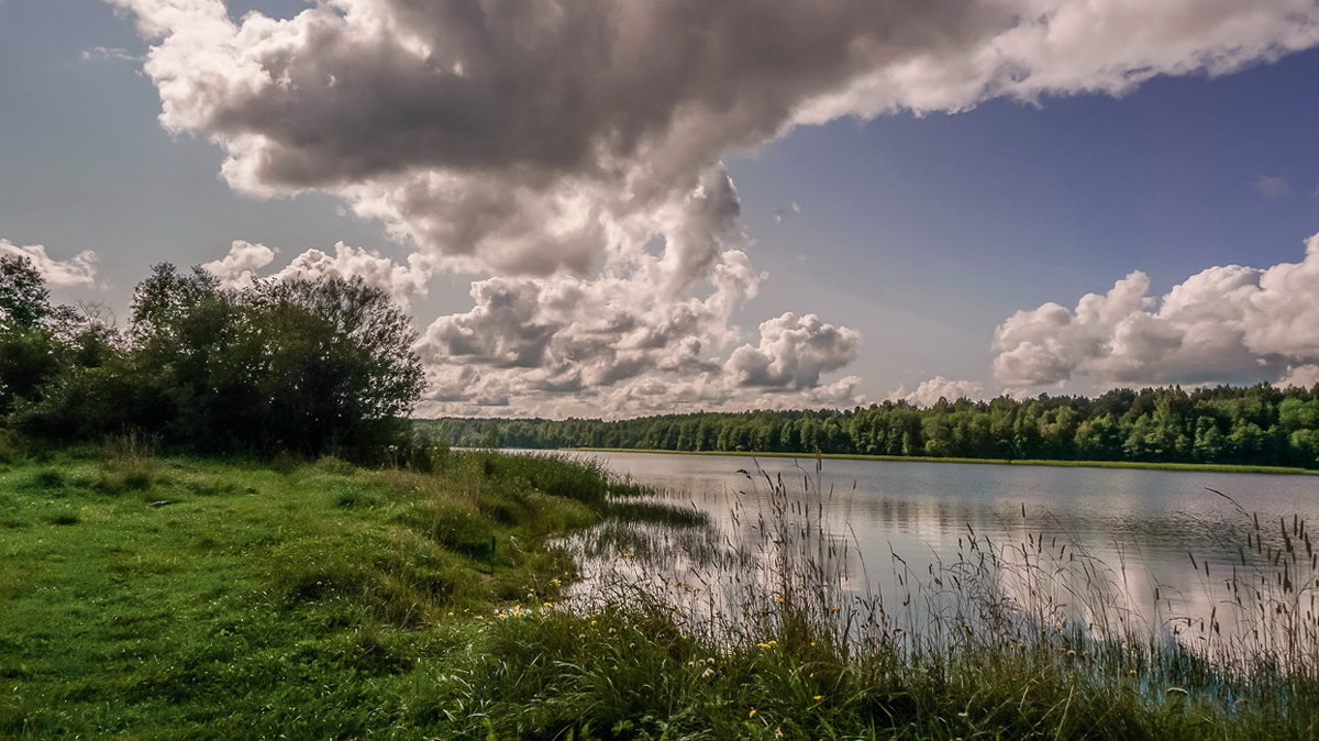 Облака над озером - Владимир Гилясев