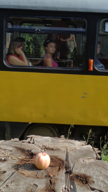 Яблочный взгляд трамвайной Джоконды!... - Алекс Аро Аро