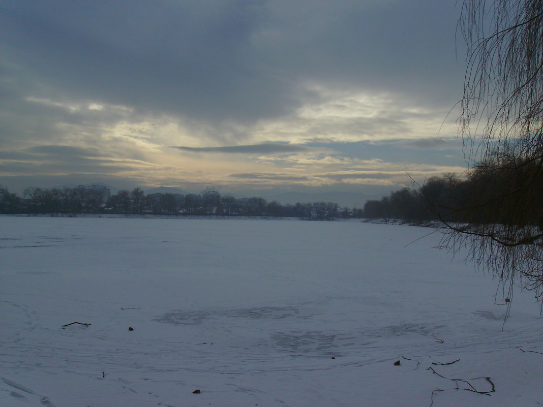Зимнее   озеро   в   Надворной - Андрей  Васильевич Коляскин