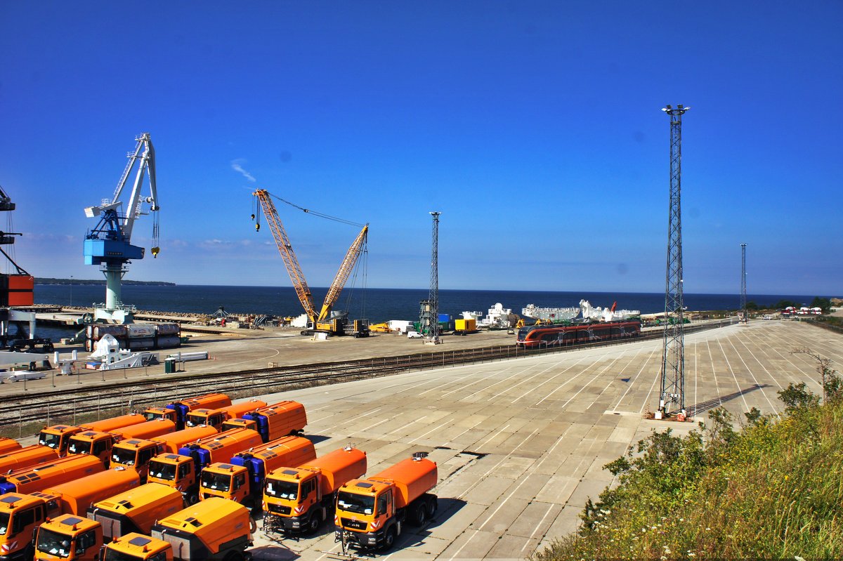 Вид на Северный порт, соседствующий с "отстойником" электричек - Елена Павлова (Смолова)