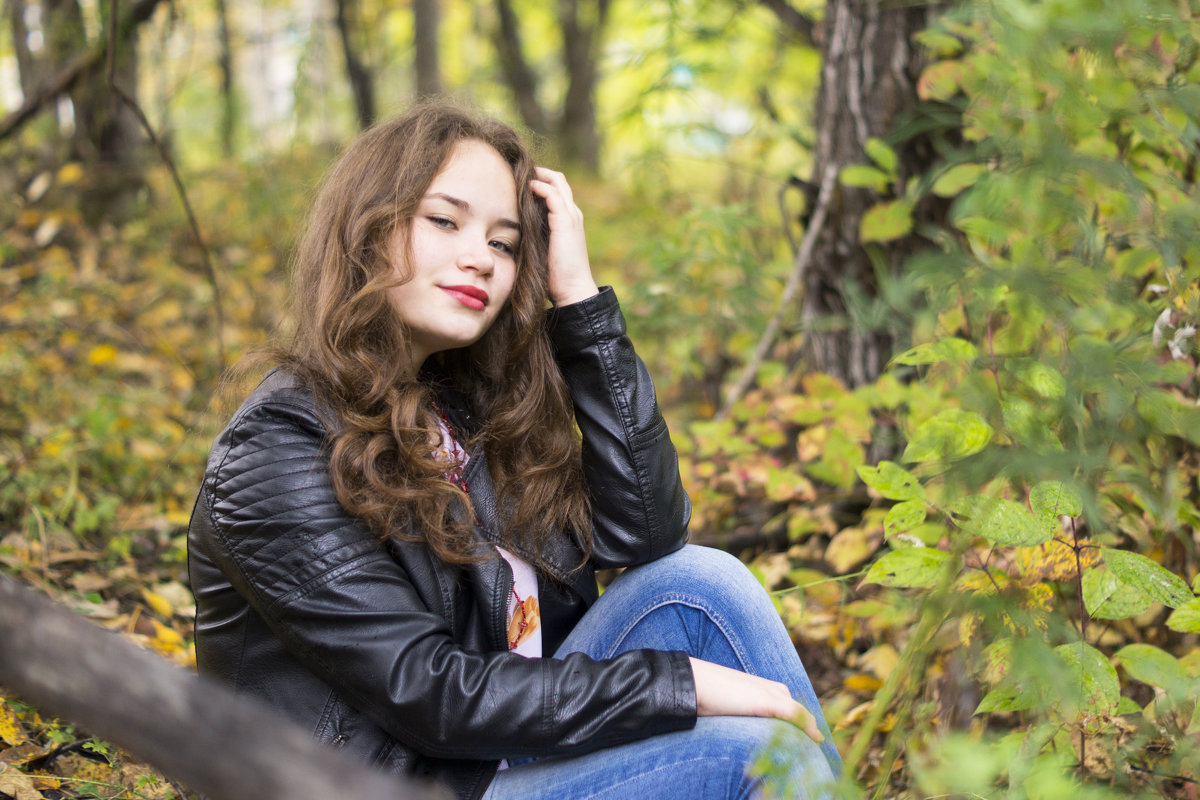 Красивая девушка в парке на камне - Светлана Бурлина