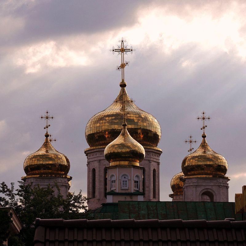 Золотые купола белый храм Москва