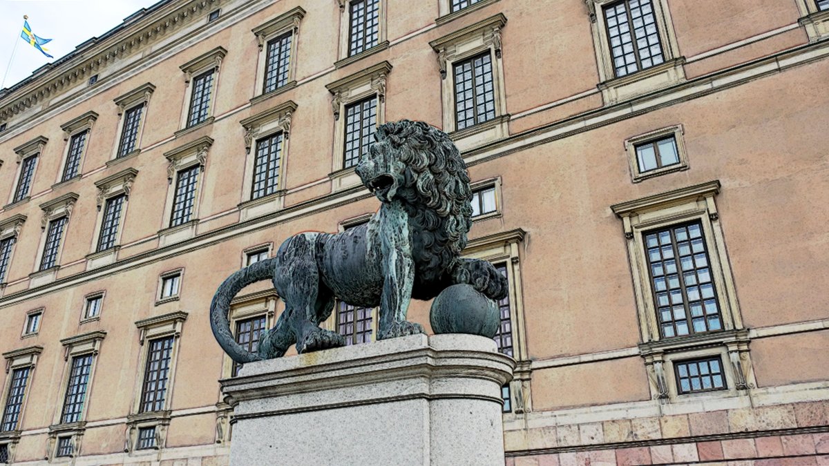 Бронзовый лев Королевского дворца  (северный вход) Стокгольм - wea *