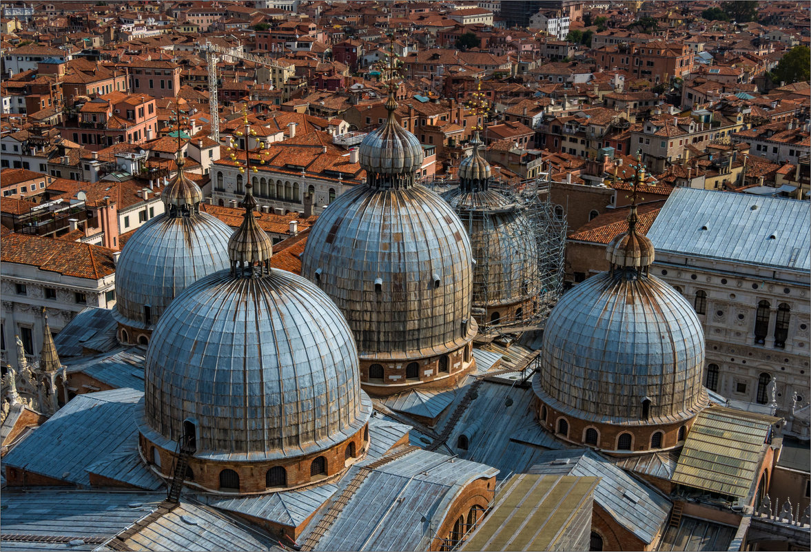 Из серии "Венеция сверху" - Купола базилики.. - Виктор Льготин