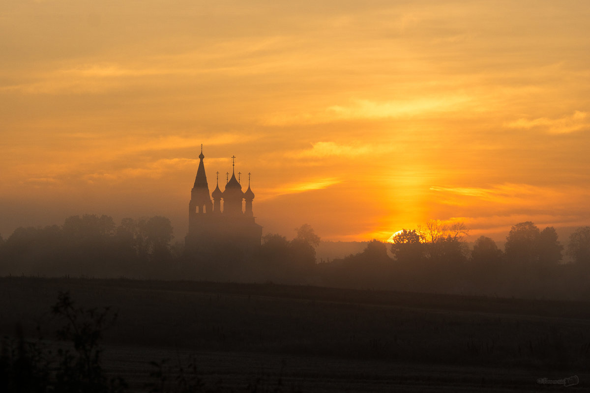 Храм в лучах солнца