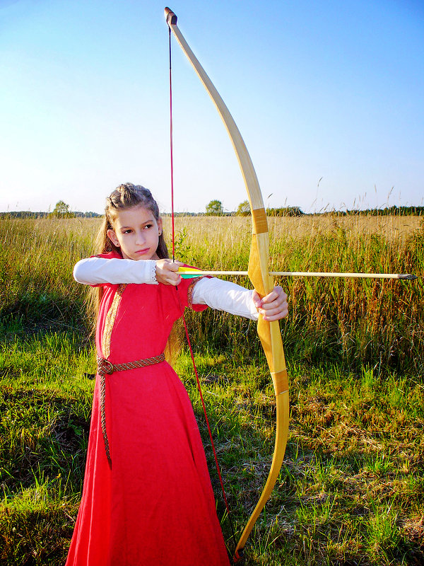 Дочь учится стрелять из лука. - Анна 