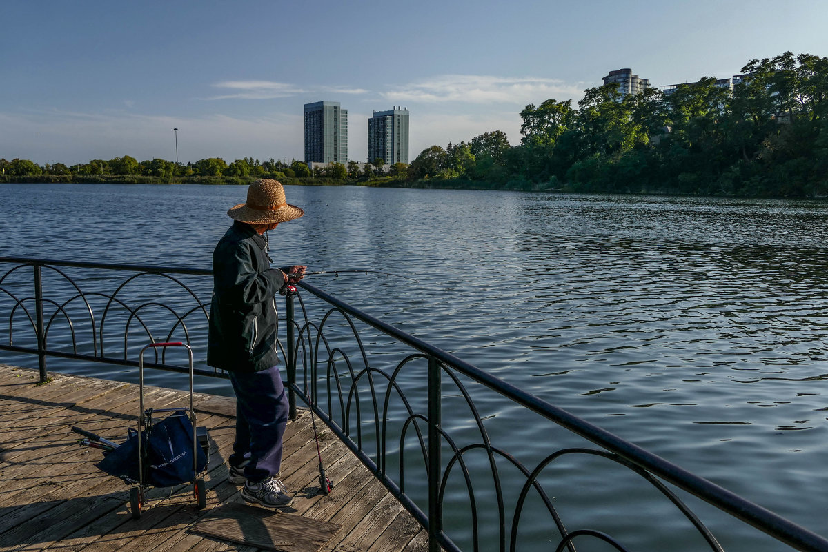 Иммигрант из Китая на рыбалке в Хай-Парке - Юрий Поляков