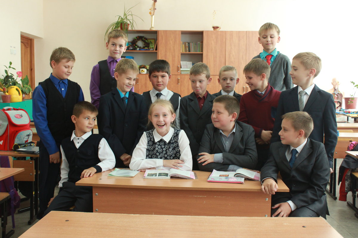 Девочка с мальчиками своего класса - Александр Яковлев  (Саша)
