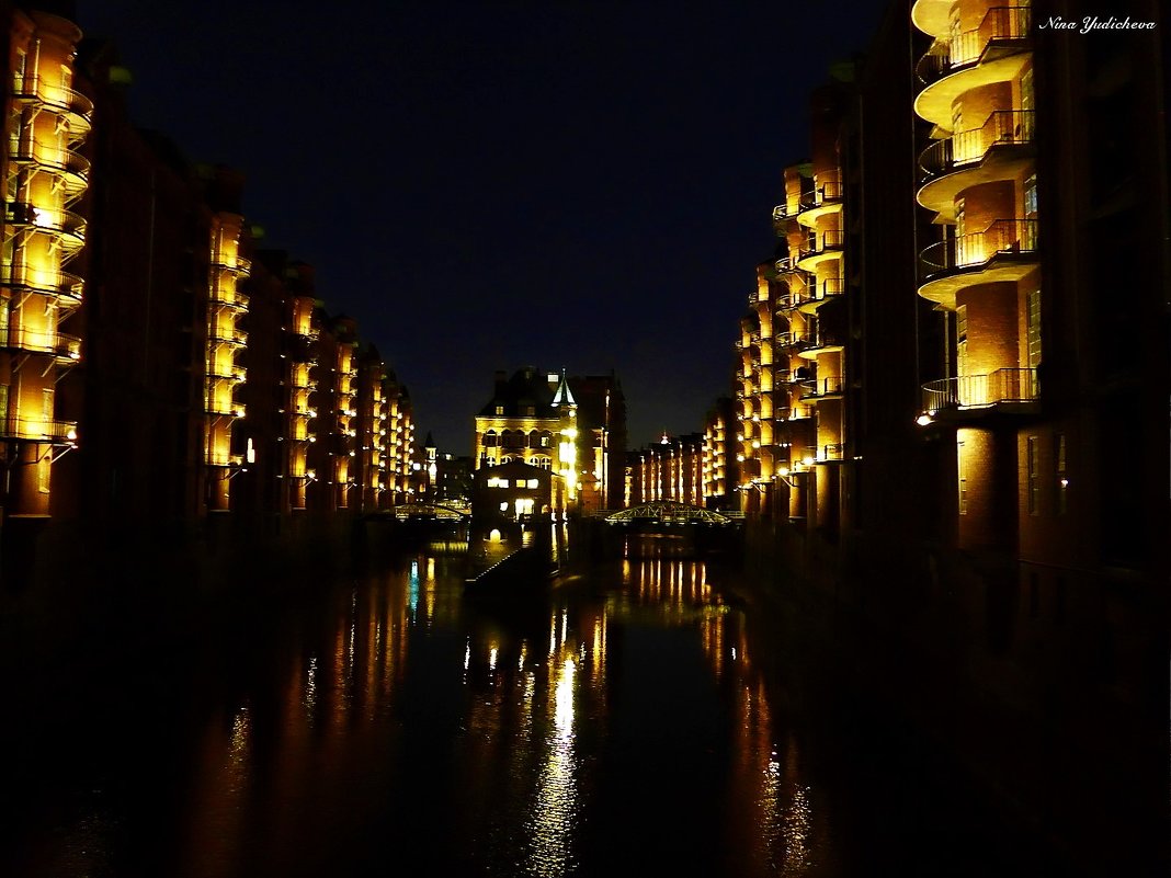 Hamburg. Wasserschloss Speicherstadt - Nina Yudicheva