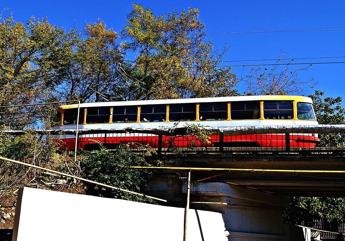 старенький трамвай на старом мосту - Александр Корчемный